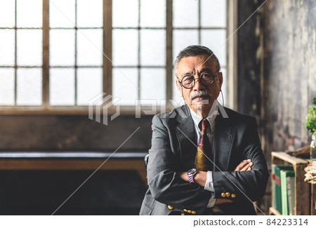 A man in a suit (Dundee) 84223314