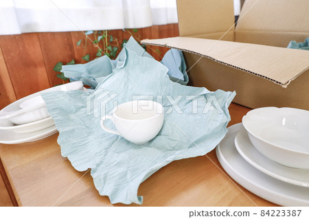 Container and cardboard 84223387