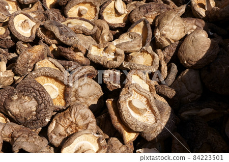 Dried shiitake mushrooms sun-dried 84223501