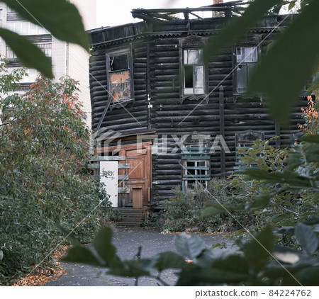 Old abandoned wooden house real street photo Old abandoned wooden house real street photo 84224762