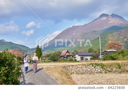 Young women and friends strolling around Yufuin 84225600