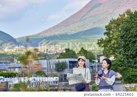 Young women and friends strolling around Yufuin Young women and friends strolling around Yufuin 84225601