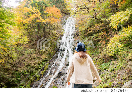 獨自旅行的中年婦女的丸神瀑布 獨自旅行的中年婦女的丸神瀑布 84226484