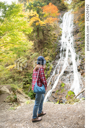 獨自旅行的中年婦女的丸神瀑布 獨自旅行的中年婦女的丸神瀑布 84226492