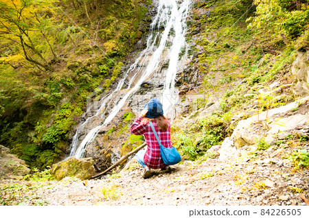 獨自旅行的中年婦女的丸神瀑布 84226505
