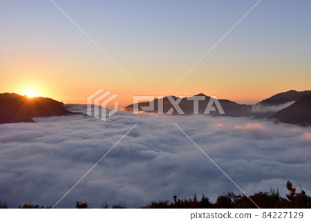 來自津之峰的 Kiwa 盆地的雲海 來自津之峰的 Kiwa 盆地的雲海 84227129