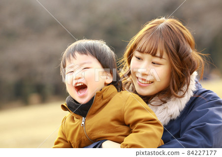 Smile parent and child 84227177