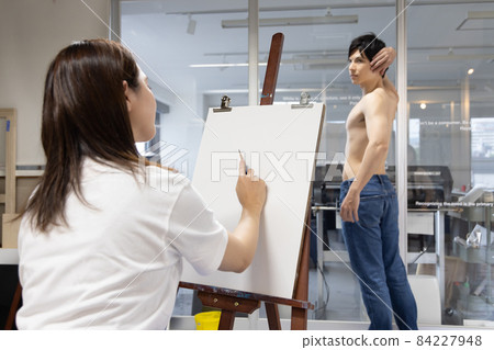 美大學生擺出裸體繪畫形象 84227948