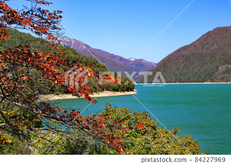 岐阜飛騨 Miboro Dam 翡翠綠湖 藍天 秋葉 岐阜飛騨 Miboro Dam 翡翠綠湖 藍天 秋葉 84227969