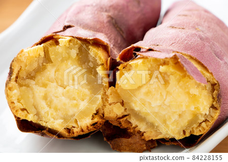 The cross section of roasted sweet potato (Naruto Kintoki) is up. The cross section of roasted sweet potato (Naruto Kintoki) is up. 84228155