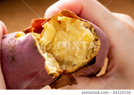 Break the roasted sweet potato (Naruto Kintoki) by hand. Break the roasted sweet potato (Naruto Kintoki) by hand. 84228156