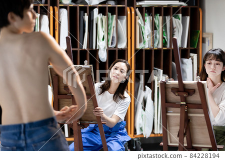 Posing drawing using a male model of a college student Posing drawing using a male model of a college student 84228194