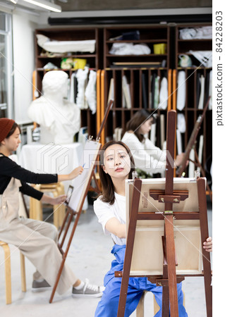 Beauty college student drawing scenery Beauty college student drawing scenery 84228203