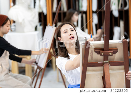 美女大學生畫風景 美女大學生畫風景 84228205