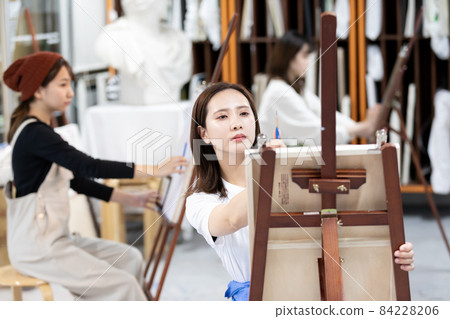 Beauty college student drawing scenery Beauty college student drawing scenery 84228206