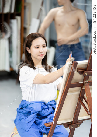 使用大學生的男性模型擺姿勢繪畫 84228458