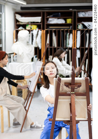 Beauty college student drawing scenery 84228460