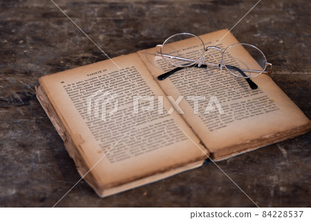 Antique glasses used books 84228537