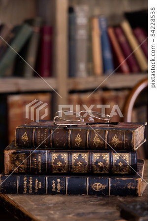 堆疊的舊書眼鏡 84228538