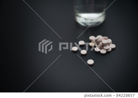 毒品山和可裝毒品和違禁物品的杯子的圖像 3 鳥瞰圖 有復印空間 84228657