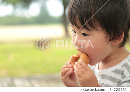 男孩吃甜甜圈 84229281