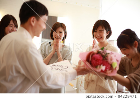 A beautician who sees off the transferee A beautician who sees off the transferee 84229471