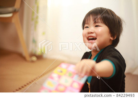 A boy who gets a squirrel 84229493