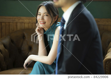 穿綠色裙子的女性 84229906