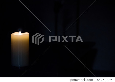 可用於夏季恐怖活動和鬼故事的日式房間搖曳的蠟燭橫幅 84230286