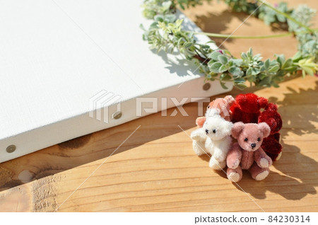 Silver leaf wreath and back-to-back teddy bear Silver leaf wreath and back-to-back teddy bear 84230314