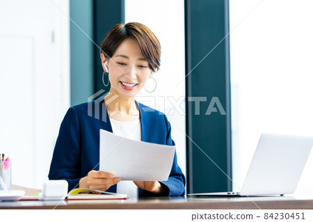 在辦公室舉行視頻會議的女商人 在辦公室舉行視頻會議的女商人 84230451