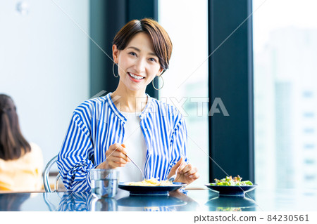 Middle scalpel eating lunch 84230561