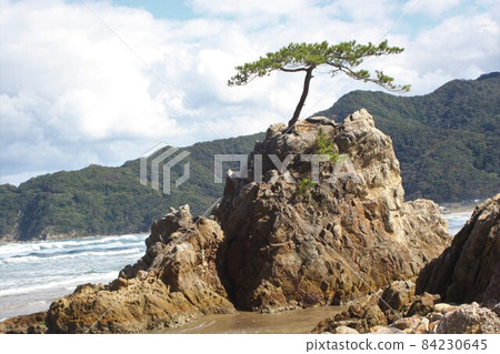 山陰海岸地質公園海岸岩礁島日本海風景松花沙灘 山陰海岸地質公園海岸岩礁島日本海風景松花沙灘 84230645