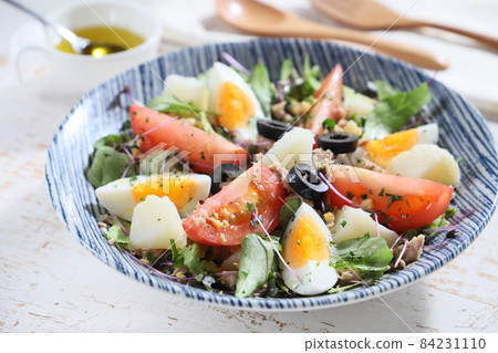 Nicoise-style salad 84231110