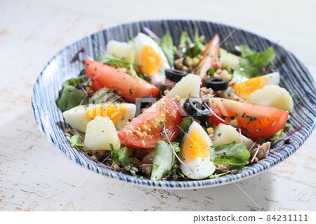 Nicoise-style salad Nicoise-style salad 84231111
