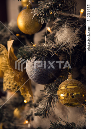 A Christmas tree decorations A Christmas tree decorations 84231485