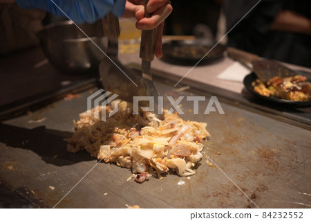 Make okonomiyaki 84232552