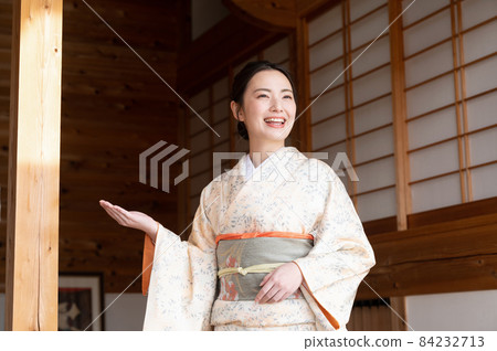 When I went to a hot spring inn, a very beautiful young landlady came out and guided me When I went to a hot spring inn, a very beautiful young landlady came out and guided me 84232713