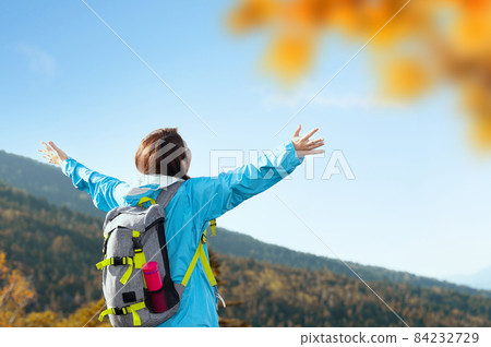 A woman who enjoys mountain climbing and trekking in [Autumn], which is easy to use as a banner. There is a copy space where you can reach out at the top. * Spring 84232729