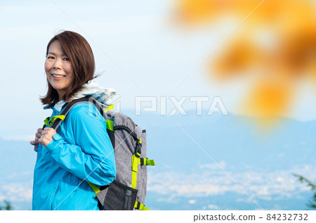 [秋天]喜歡登山徒步的女性，很容易當橫幅使用。頂部有一個可以伸手的複印空間。*春天 84232732