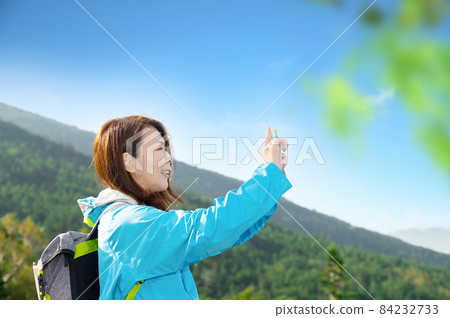 日本中年女性，在【秋季】以登山徒步為樂的自畫像，很容易用作橫幅。 84232733