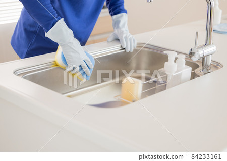 房屋清潔：清潔廚房的男人的手 84233161