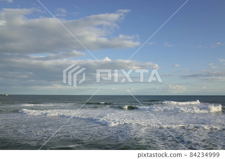 初冬的印度夏季下午，藍天、昏暗的雲彩和波濤洶湧的小海 84234999