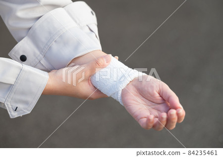 Photograph of a worker who was injured during work 84235461