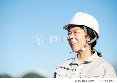 有老式工作服的中年女性up-copy空間，有一種似乎是委託給現場的穩重感 84235468