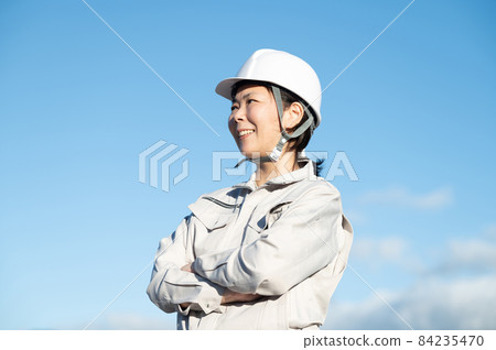 There is a copy space for middle-aged women in veteran work clothes with a sense of stability that seems to be entrusted to the site There is a copy space for middle-aged women in veteran work clothes with a sense of stability that seems to be entrusted to the site 84235470