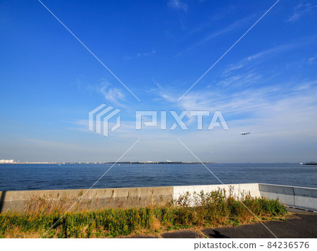 The sky above Haneda Airport as seen from Ukishima-cho 84236576