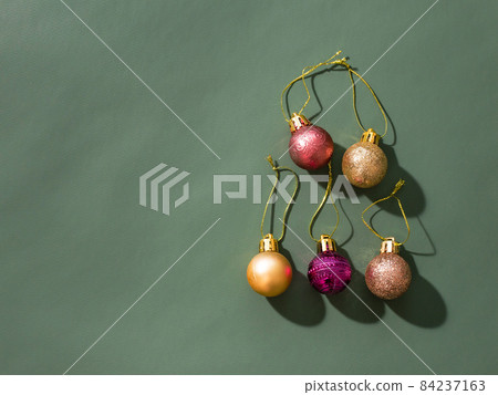 金色和粉紅色的裝飾品和聖誕背景來裝飾聖誕樹 金色和粉紅色的裝飾品和聖誕背景來裝飾聖誕樹 84237163