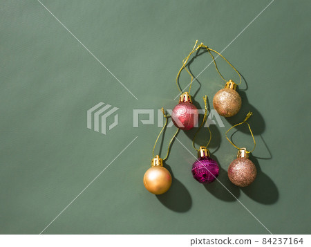 金色和粉紅色的裝飾品和聖誕背景來裝飾聖誕樹 金色和粉紅色的裝飾品和聖誕背景來裝飾聖誕樹 84237164