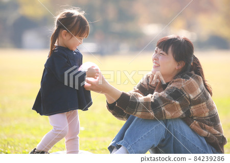 父母和孩子玩耍 84239286